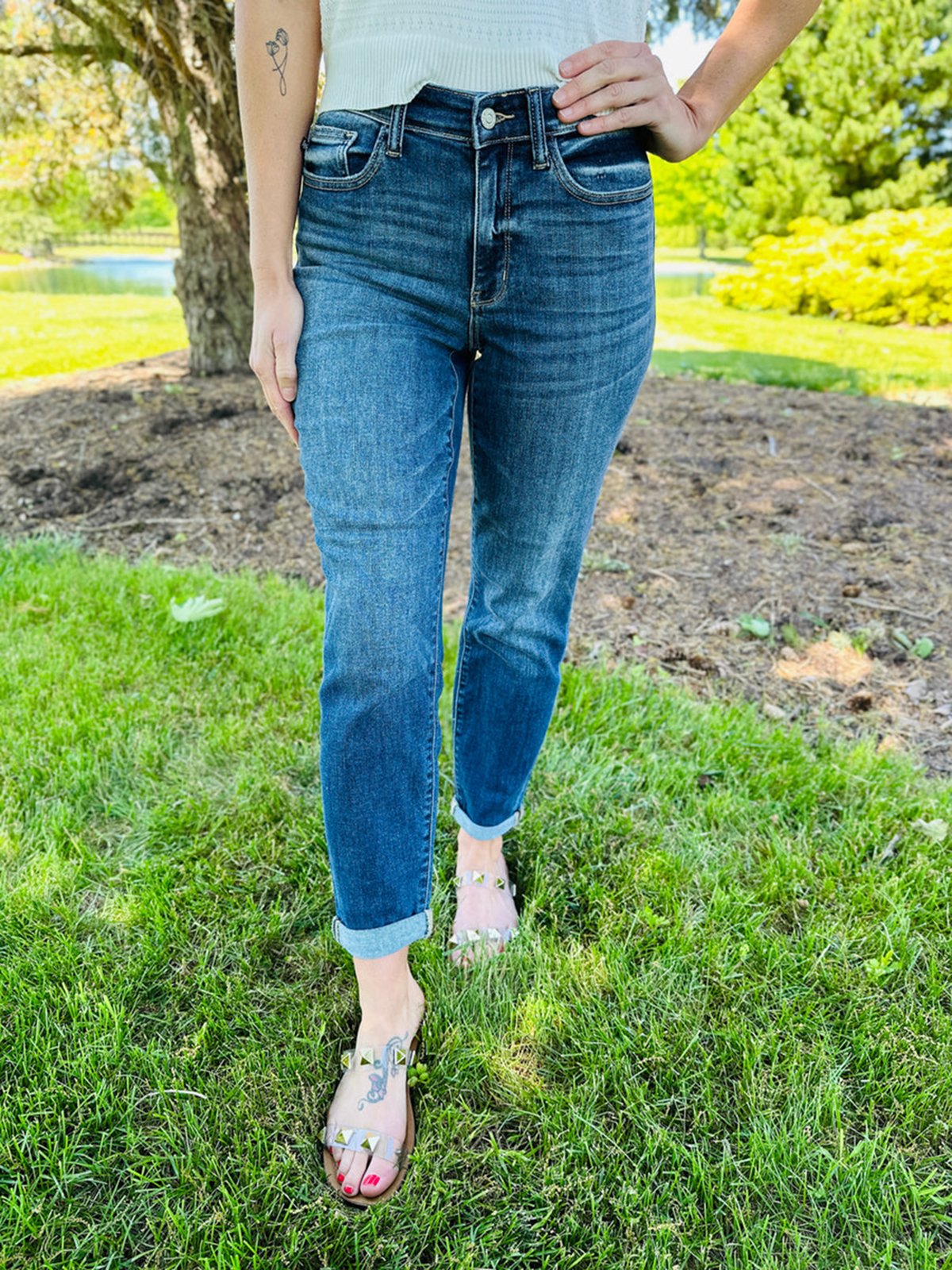 Bauchfreie Slim Fit Jeans mit Bündchen