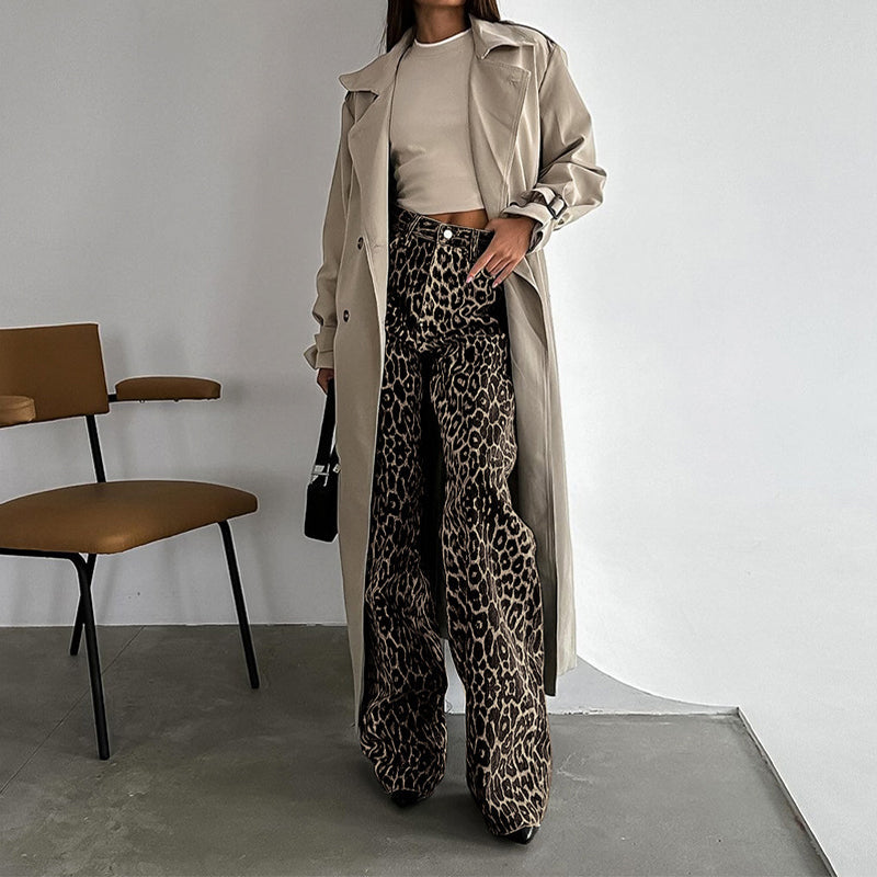 Trendige Freizeithose für Damen mit Leopardenmuster und Taschen