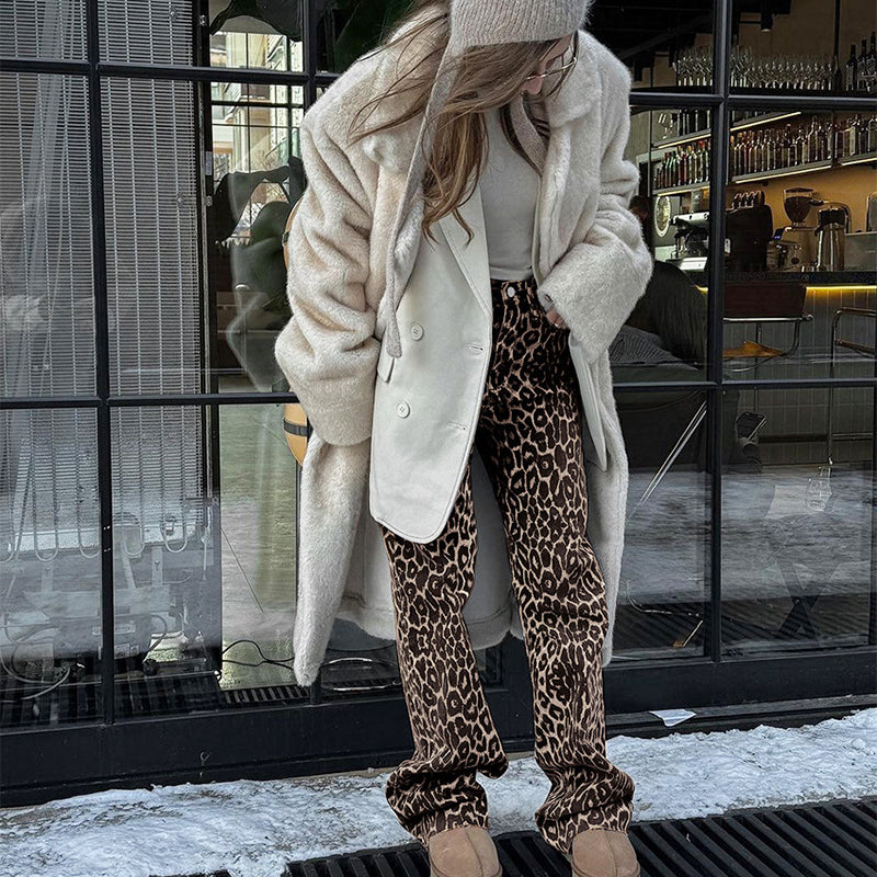 Trendige Freizeithose für Damen mit Leopardenmuster und Taschen
